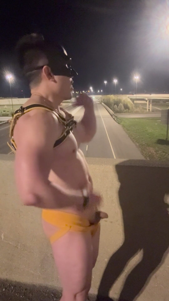 Barenakedmuscles: Nighttime Muscle King: Asiatisk hunk i lädersel &amp;Jockstrap äger de tomma gatorna
