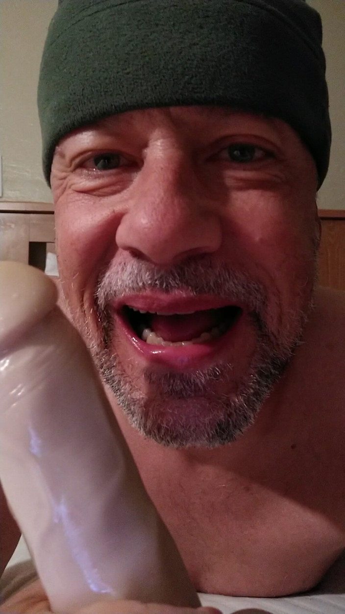 gaypornloverxxx: Gaypornloverxxx bawi się swoim dildem