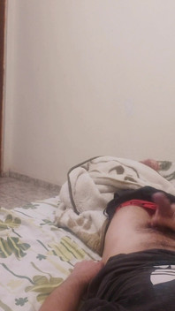 L'ami de ma femme m'a surpris en train de me masturber dans son lit