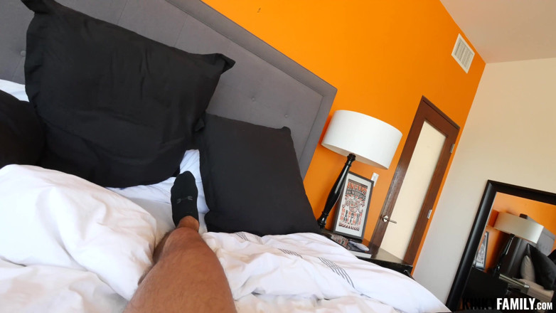 Kinky Family: Neuk haar harige poesje afscheid