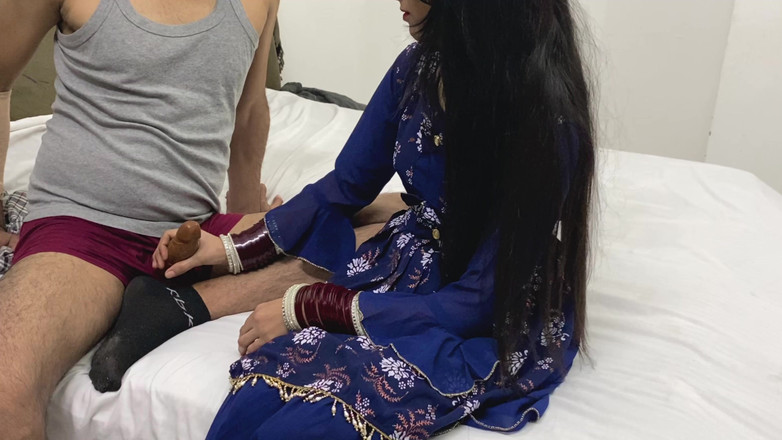 Desifilmy45: 継父の太い黒いペニスを見て、処女の少女は揺さぶられ、継父に「私のヒンディー語HD XXXフルモビを離れてくれ」と言った