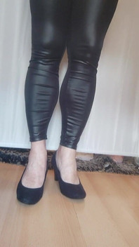 Quần legging da giả màu đen và giày cao gót
