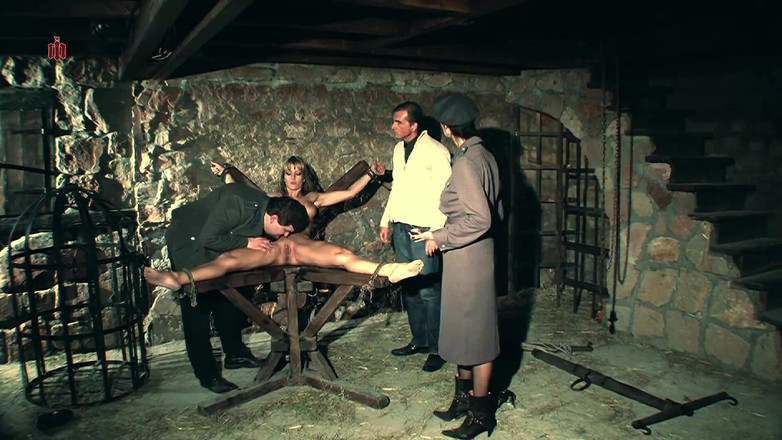 Inquisition and prison world: Rebecca -azgın bir sürtük serpme sandalyesine bağlanır ve aşırı derecede gıdıklanır