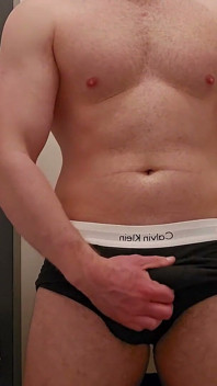 Un beau-père allemand énorme branle une grosse bite dans des toilettes publiques après l’entraînement - phantomgentx