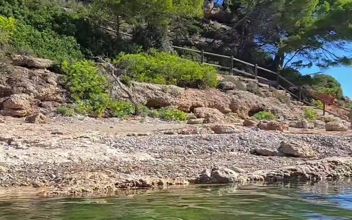 Naughty Mila: J’ai fait cette vidéo sur une plage naturiste en Espagne....