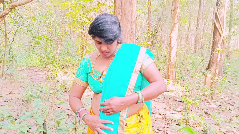 Telugu honey lips: आउटडोर वन सेक्स। देसी भाभी पति के छोटे बड़े लंड को चोद रही है। तेलुगु गंदी बात करते हुए।