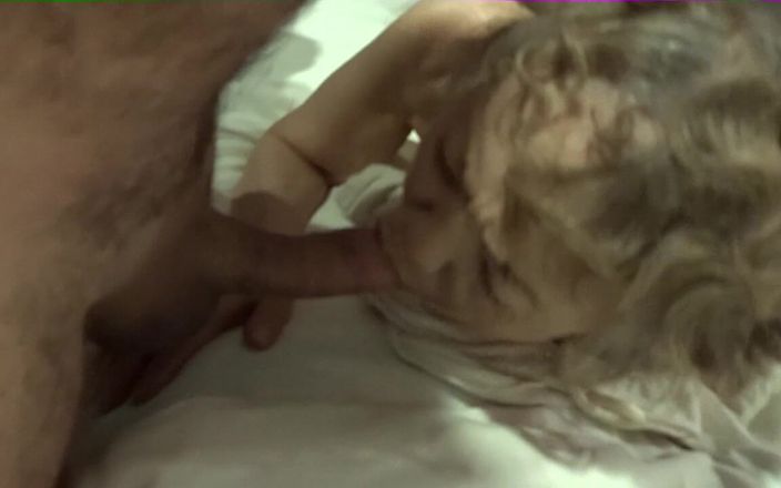 Cock Sucking Granny: 큰 백인 자지를 사랑하는 아시아 할머니