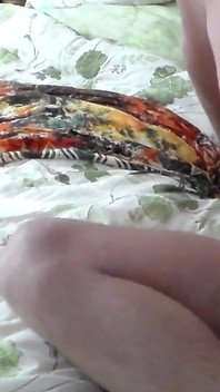 Jen Si Masturba Sul Letto