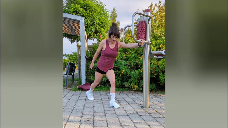 TV_Helena: Outdoor-Training mit Vibrator für arsch und schwanz! Transe kommt direkt...