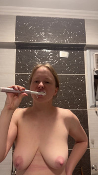戴牙套的火辣金发女郎