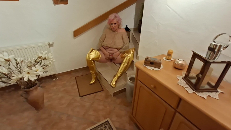 PureVicky66: Mature Pink Haired MILF Spreads Wide on Stairs