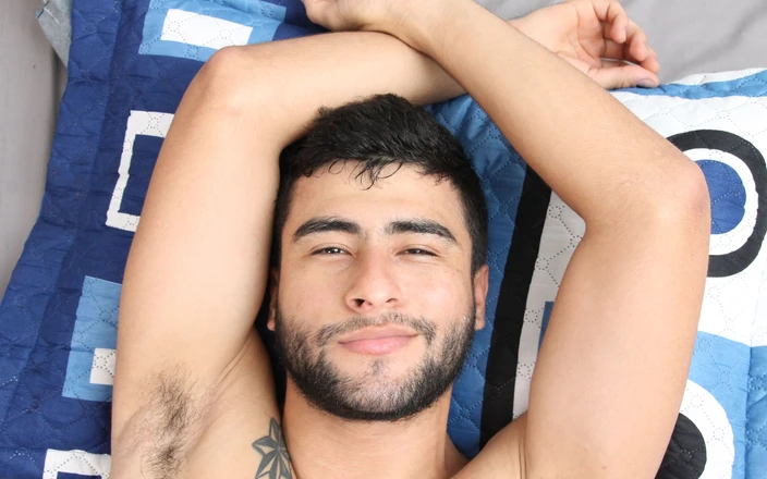 Latino boys porn: Onanerar och tittar på en enorm kuk