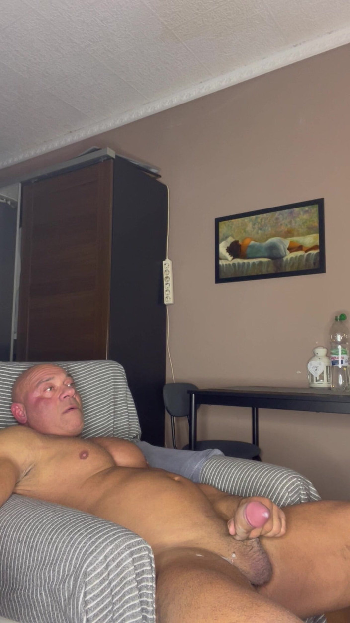 Mr. Guru: Culturista masturbarse en casa