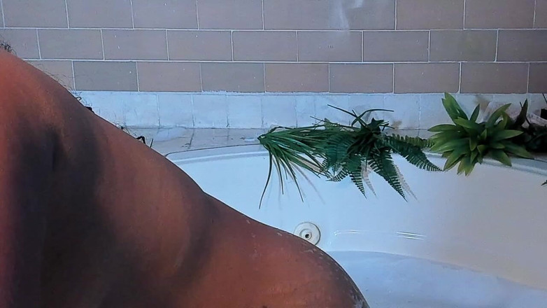 Miss ivy studio: Duża kobieta masturbuje się w jacuzzi