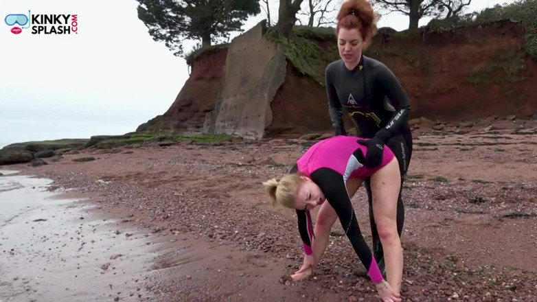 UKCuteGirl Lucy Lauren: Veřejný plážový výcvik otroků s neoprene paní Zoe Stránka