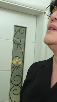 Fiica vitregă obraznică care îi fură iubitului mamei ei vitrege folosindu-i corpul