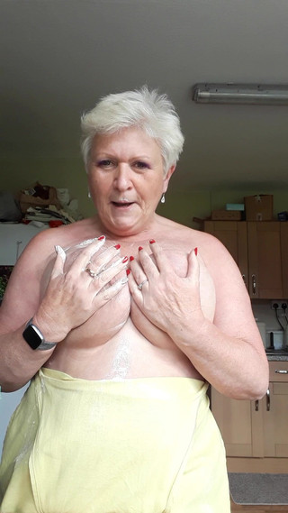 Uk Joolz: Je me déshabille dans la cuisine