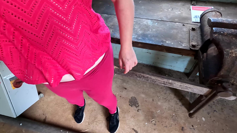 Bouncy Tits Action: Gifles au cul et aux seins dans l’atelier