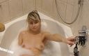 Girlycast: Nina s&amp;#039;amuse dans son bain privé X