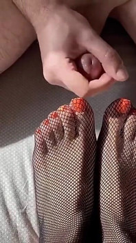 아델린 머피는 검은 망사 스타킹을 입은 바람피는 아내입니다. 발에 사정하는 풋잡 POV