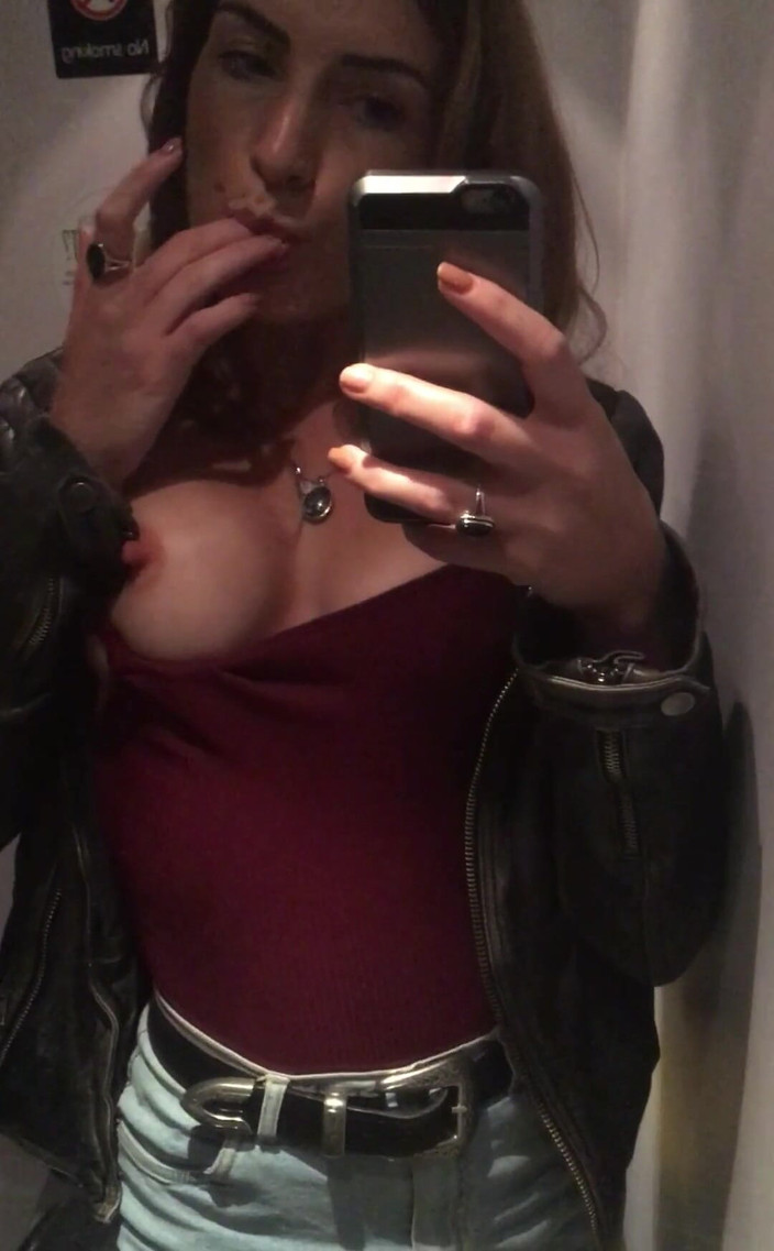 Adreena Winters: Поїзд Loo Mirrors хороший для такого роду селфі