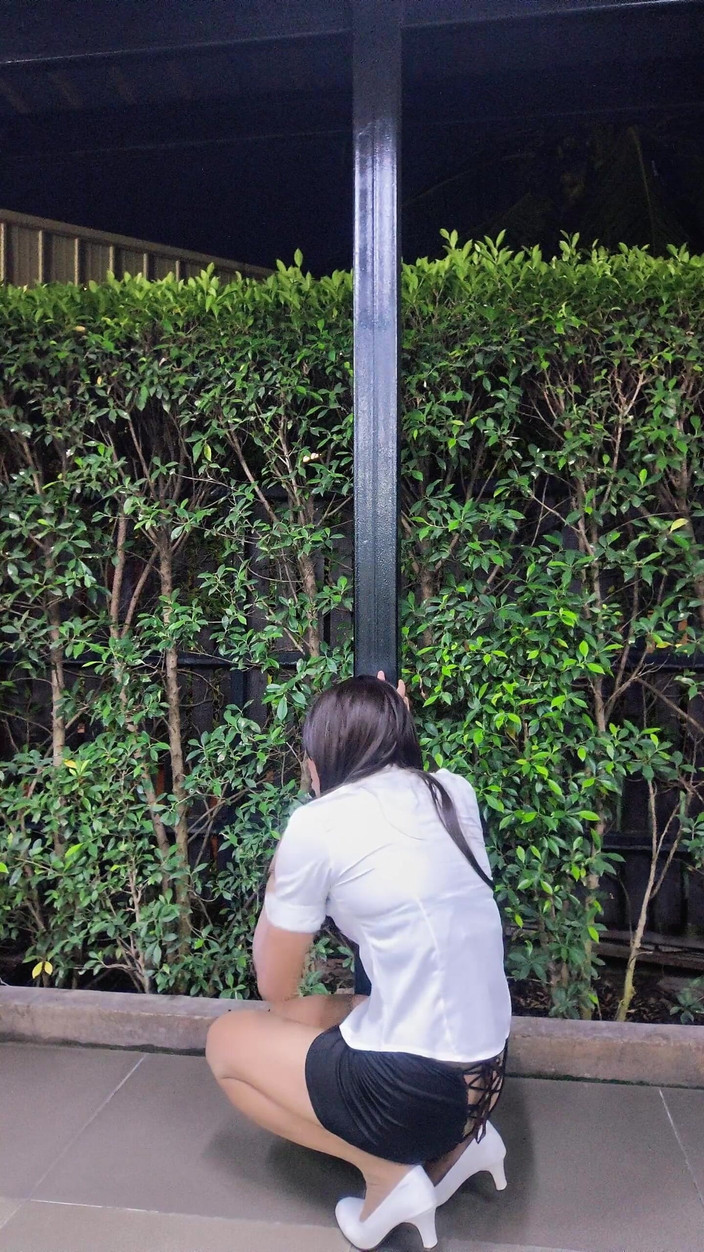 Menaiisd: 내 계집애는 창녀처럼 행동해.