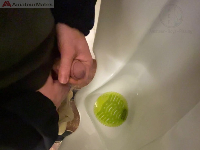 AmateurBoysPissing: Typ Erwischt Beim Pinkeln in Das Urinal Einer Öffentlichen Toilette - Er...