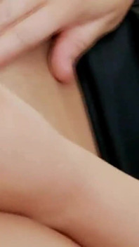 빨간 딜도로 쾌락을 느끼는 젊은 갈색 머리