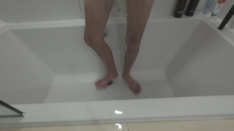 Big dick dadddy: Potřebuji foot otroka, abych uctíval své nohy ve sprše