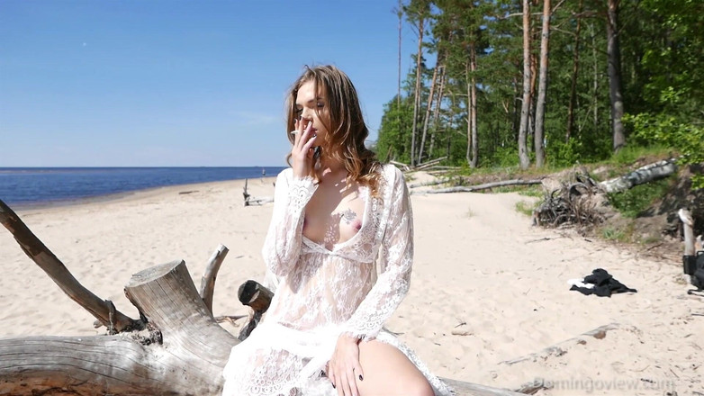 Domingo View: Mia Luna Watch Me