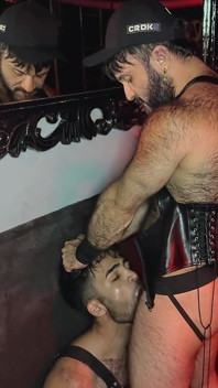 Ia bermula dengan ciuman dan berakhir dengan dia meniduri saya dengan kuat di bar