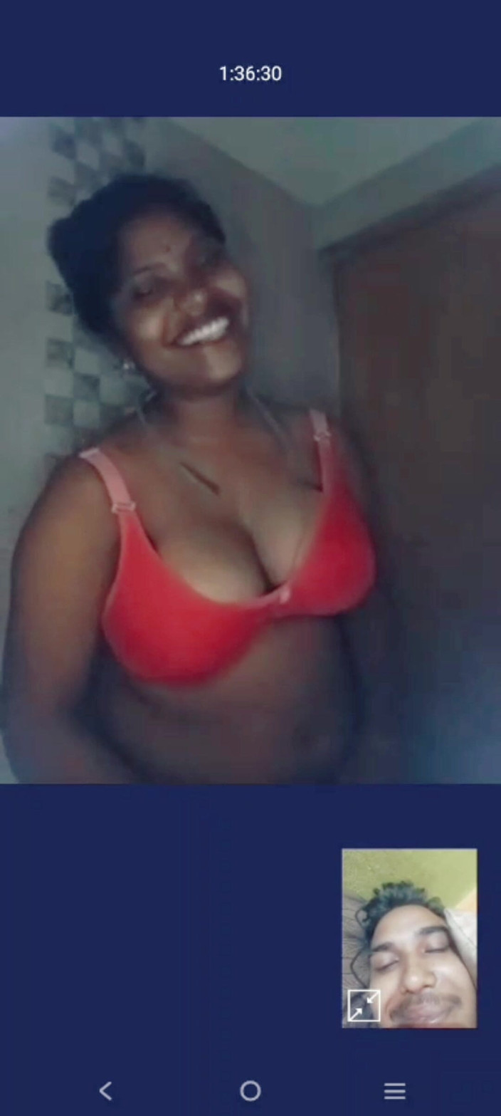 Indian porngirl: 热辣性感的妻子与男朋友在视频通话服务上啪