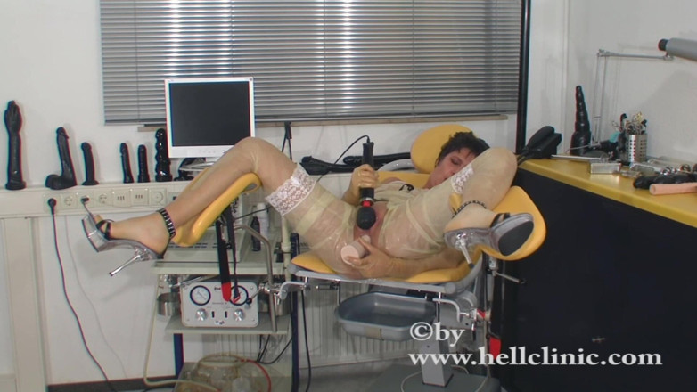 Rubber & Clinic Studio - 1ATOYS: Futai anal pervers cu pumnul în ginecolog în latex