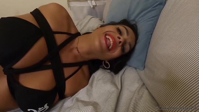 Latina Fetish: Грайлива латина зв'язана тугою і забитою м'ячем, будучи покірною і хорошою дівчиною! *720p HD* (менший розмір)