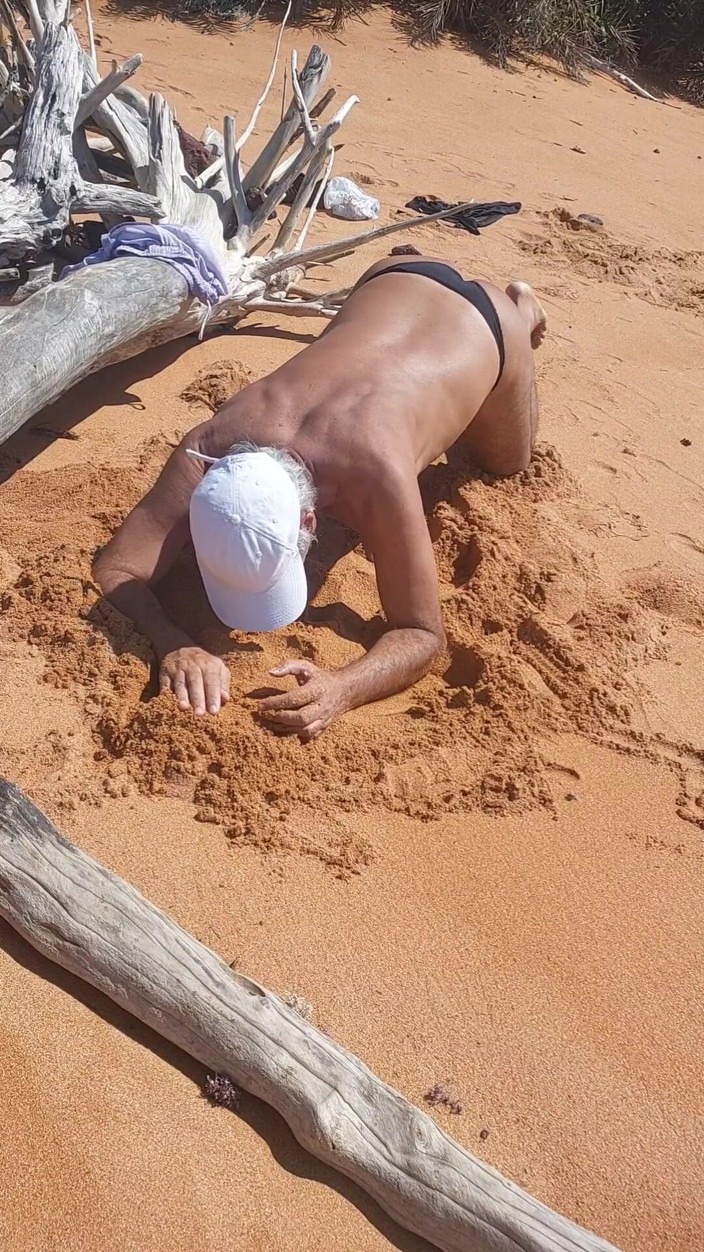 Ladysilvas: Ladysilva en la playa en bragas bronceando su culo caliente