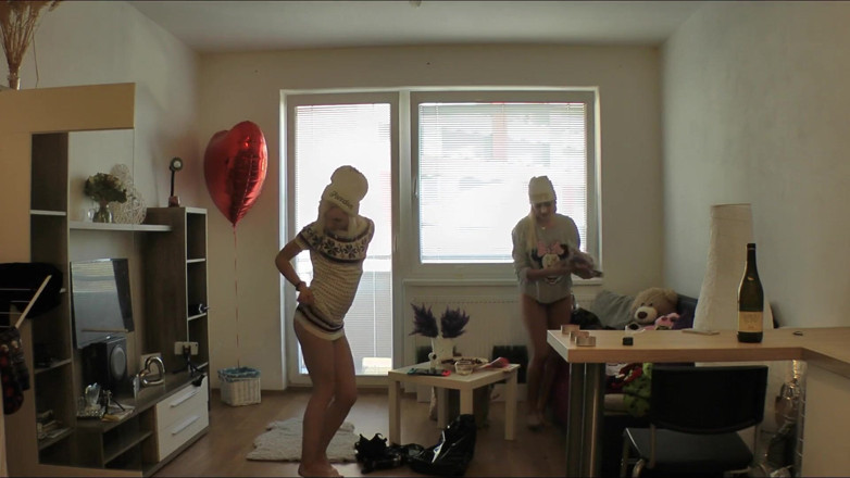 Leon Lambert Girls Twerk Parties CFNM: Kiedy ledwo legalne dla dorosłych Biz Tina spotyka stokrotkę. Odcinek # 5