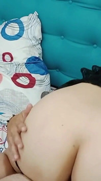 Il mio migliore amico mi abbassa il calore dandomi un pompino duro