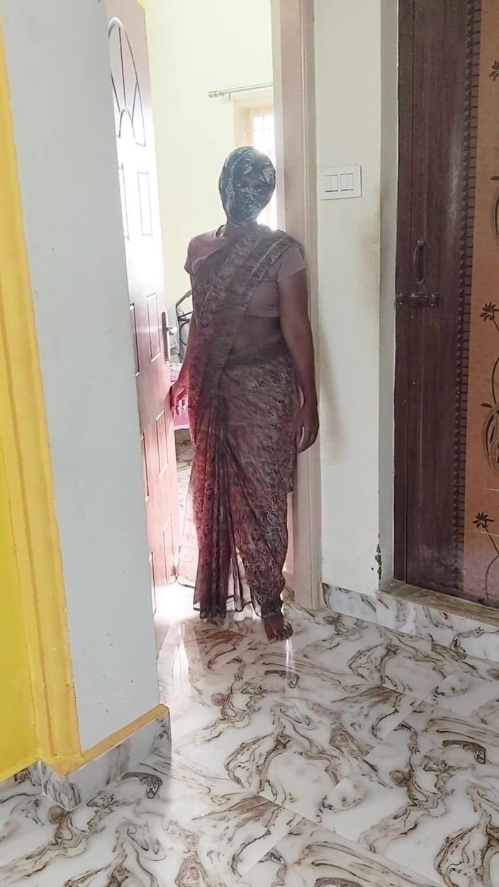 Thesana: Esposa da casa fode o entregador de cilindro de gás