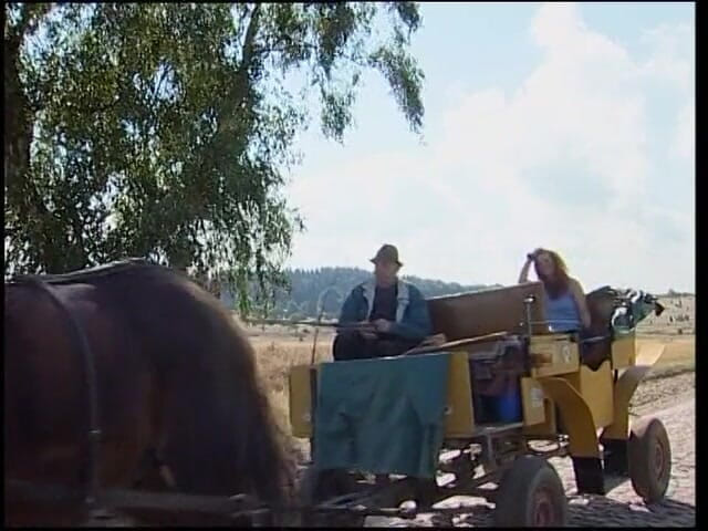 Lucky Wankerz: Hnědovlasá děvka masturbuje, než kouří