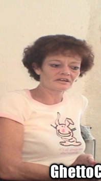 Deprimierte oma schwanzlutschen pro britische schlampe ghetto blowjob huren-tasche!