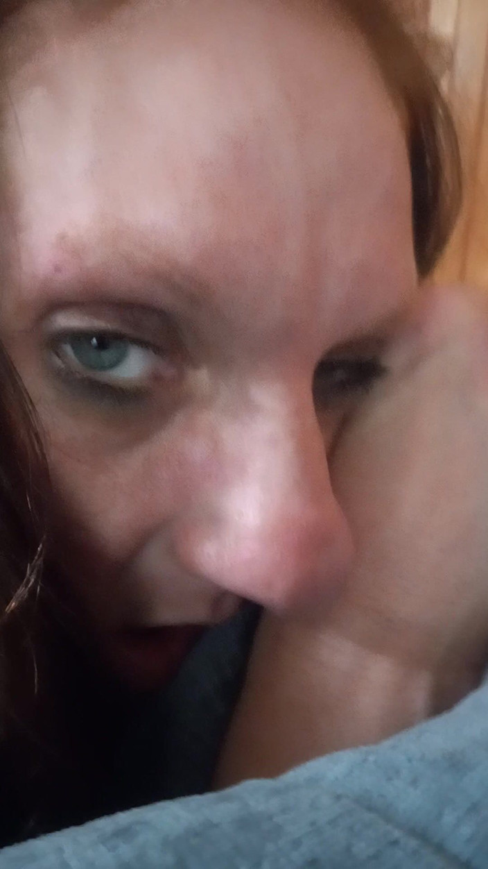 Big Red and her Pretty Kitty: Рыжая принимает это как хорошая использованная шлюшка