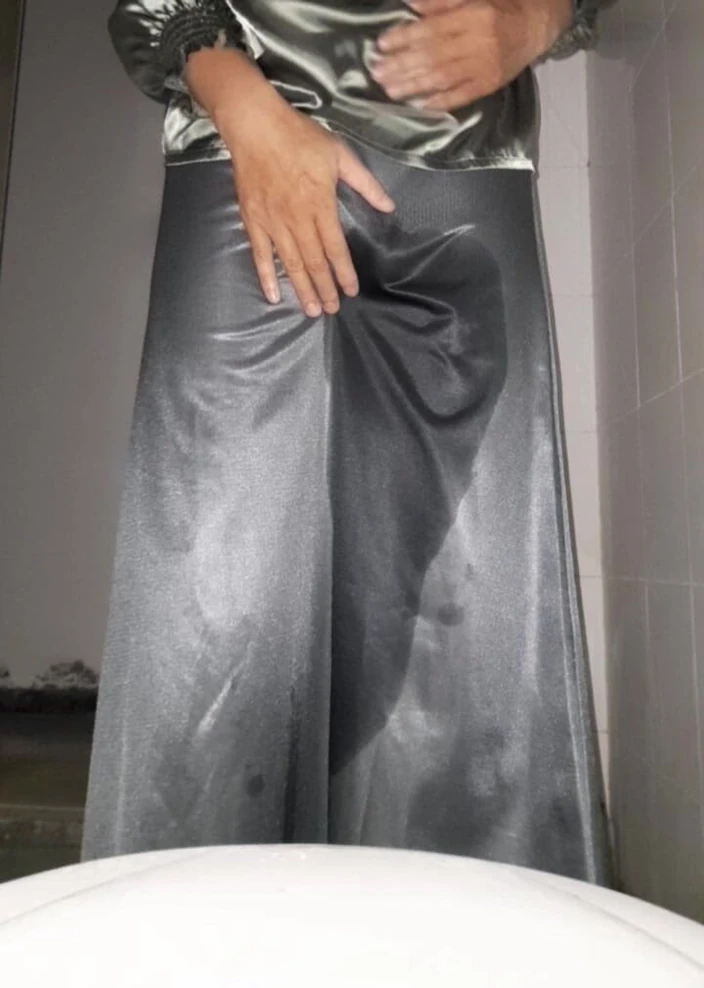 Naomisinka: Skirt panjang Satin Silver dikencing dan rag mani