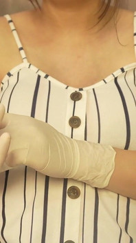 Zwangere stiefzus masturbeert met een vibrator en doet poesje cameltoe in slipje en onderzoekt zichzelf dan in witte medische latex