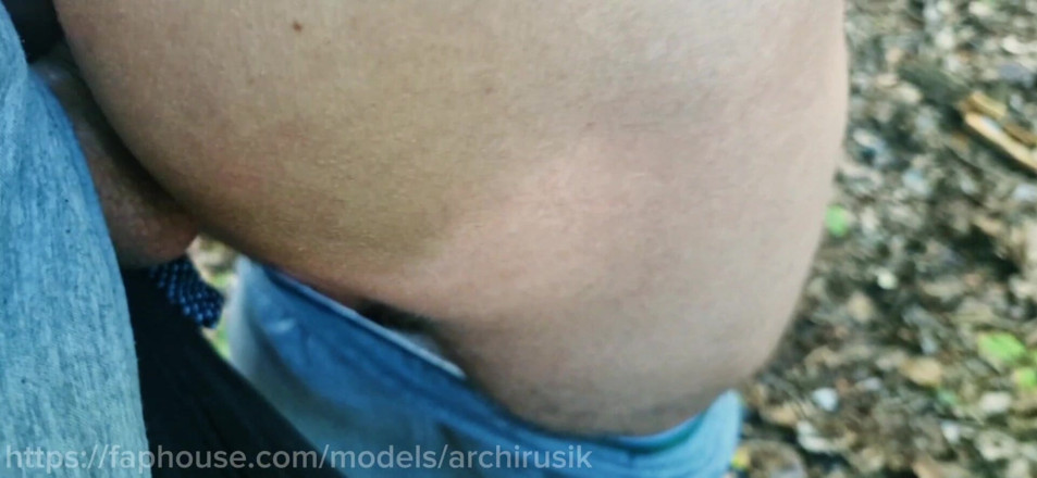 ArchiRusik: Des jumelles à grosses bites baisent pendant les pauses dans le...