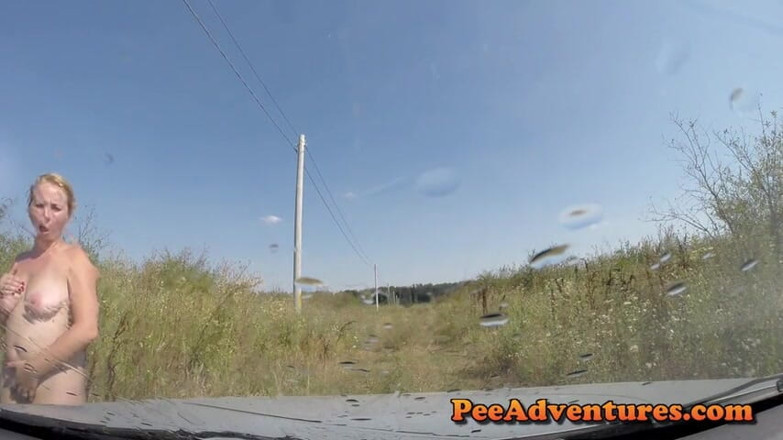 Pee Adventures: Blondynka sika na przednią szybę (widok z wewnątrz samochodu)