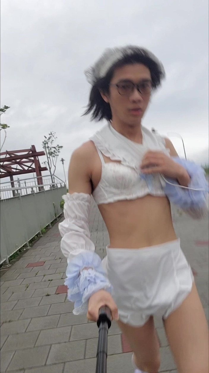 NotAFuta: Zimmermädchen Exhibitionistin im Park