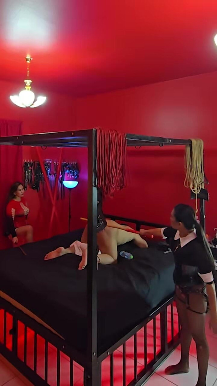 DominaFireOfficial: Dominação Feminina Dupla Domme Pegging E Caning
