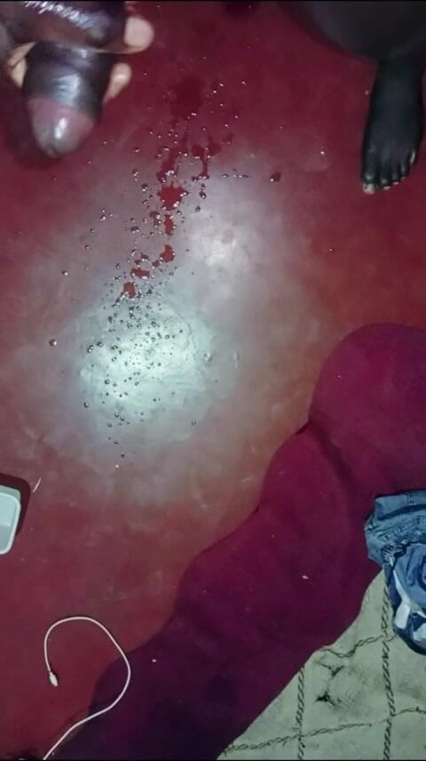 Hongi: Noche de corridas y semen en el piso