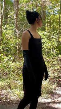 Ibu tiri pakai sarung tangan hitam panjang di taman umum