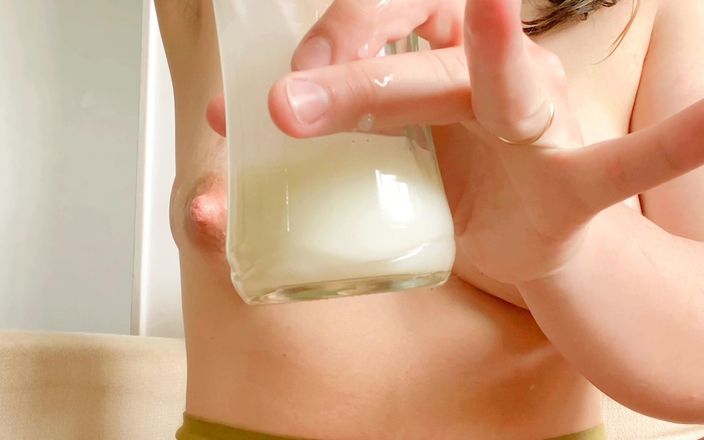 April BigAss: Ekstraksi susu dari payudaraku dengan ekstraktor lebih dari 500cc
